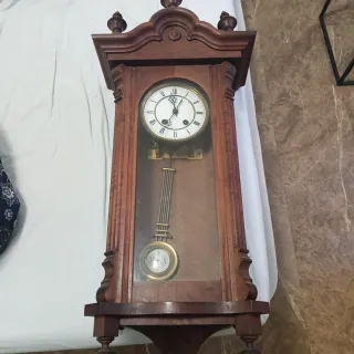 Reloj de pared antiguo de madera