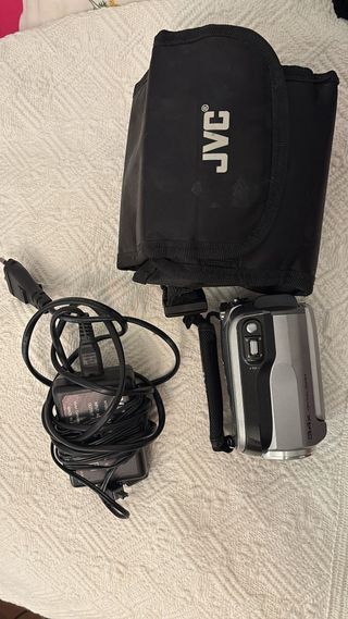 Videocámara JVC HD con funda y cargador