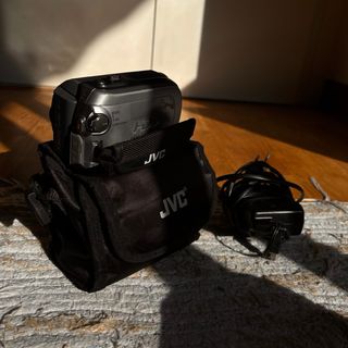 Videocámara JVC HD con funda y cargador