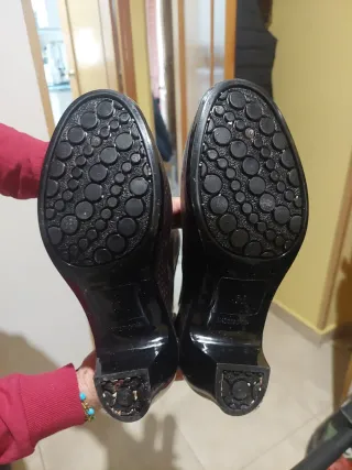 Botas de agua marrones con lunares