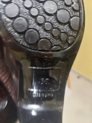 Botas de agua marrones con lunares