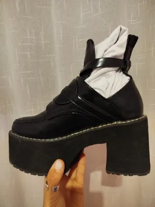 Zapatos de plataforma negros con hebillas