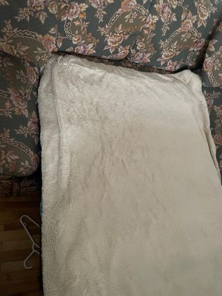 Sofácama de tela floral verde y rosa