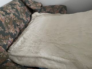 Sofácama de tela floral verde y rosa