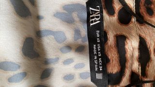 Camisa satinada Animal Print.  Amplia. Sin estrana