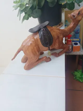 Figura de camello decorativa