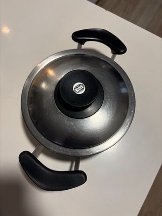 Batería de ollas y sartenes.