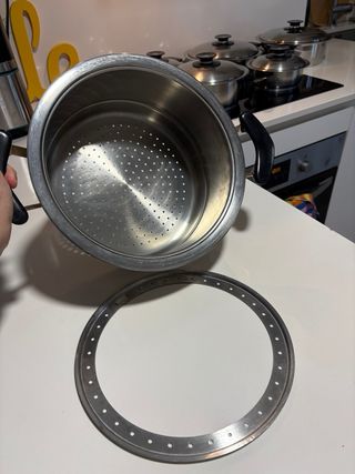 Batería de ollas y sartenes.