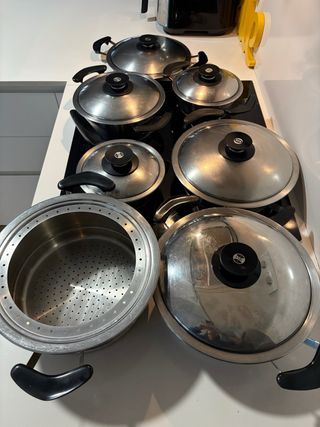 Batería de ollas y sartenes.