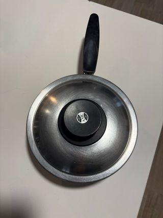 Batería de ollas y sartenes.