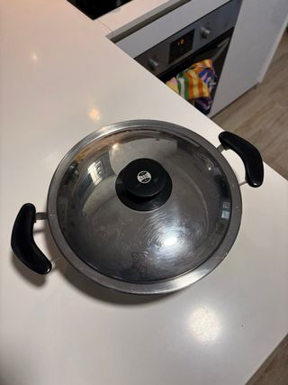 Batería de ollas y sartenes.