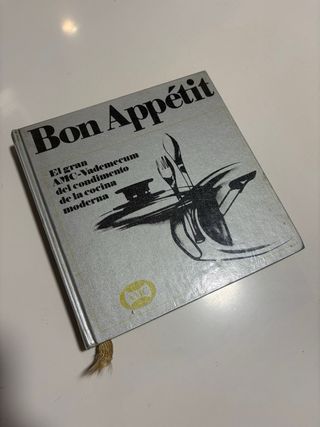 Batería de ollas y sartenes.