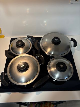 Batería de ollas y sartenes.