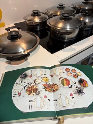 Batería de ollas y sartenes.