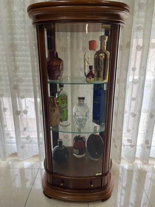 Vitrina de madera y cristal