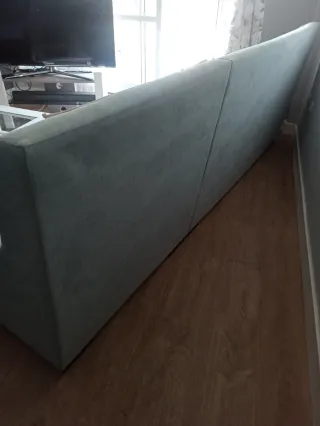 Sofá de tela verde agua