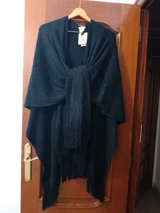 Poncho negro con flecos sin estrenar