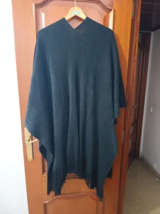 Poncho negro con flecos sin estrenar
