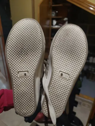 Zapatillas Beige y Plateadas