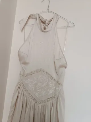 Vestido midi bordado zara