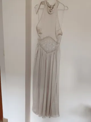 Vestido midi bordado zara