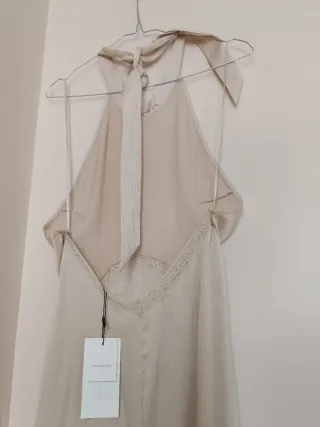 Vestido midi bordado zara