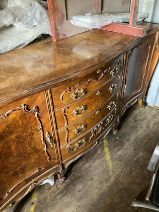 Mueble de salón de madera con espejo