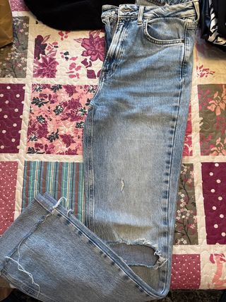 Vaqueros rotos en la rodilla