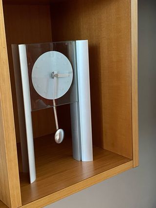 Reloj de péndulo plateado