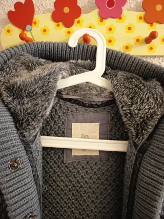Chaleco Zara Gris con Capucha