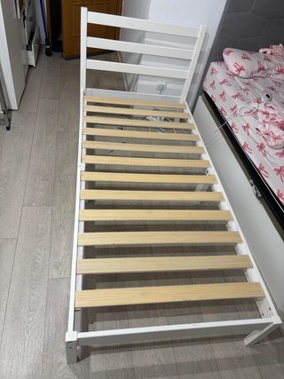 Cama individual blanca con somier