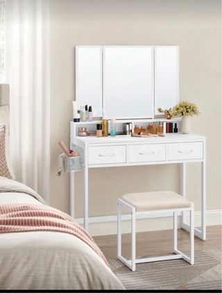 Tocador blanco con espejo y taburete