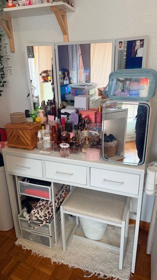 Tocador blanco con espejo y taburete