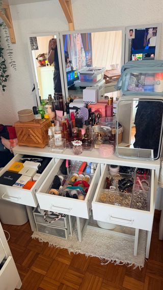 Tocador blanco con espejo y taburete