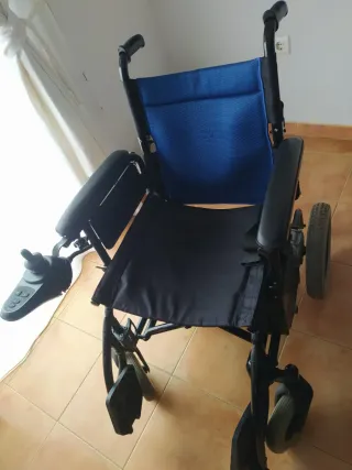 Silla de ruedas eléctrica negra y azul