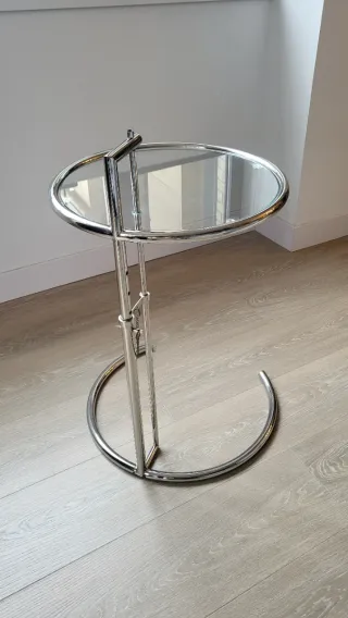 Mesa auxiliar ajustable de metal cromado y vidrio