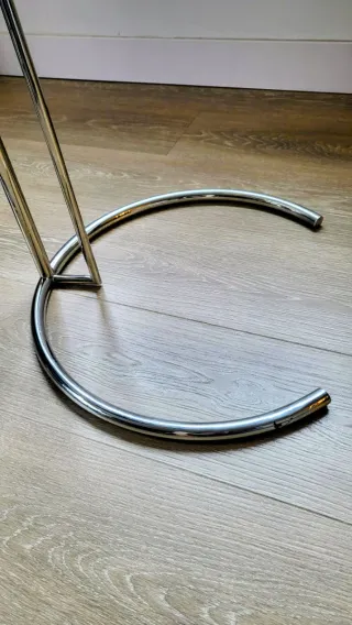 Mesa auxiliar ajustable de metal cromado y vidrio