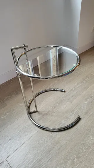 Mesa auxiliar ajustable de metal cromado y vidrio