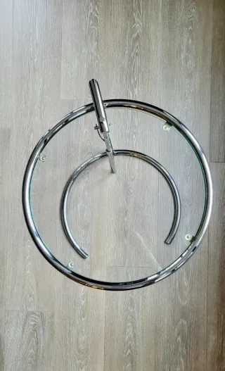 Mesa auxiliar ajustable de metal cromado y vidrio