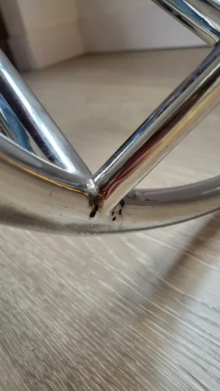 Mesa auxiliar ajustable de metal cromado y vidrio