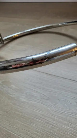 Mesa auxiliar ajustable de metal cromado y vidrio