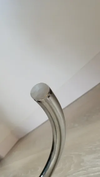 Mesa auxiliar ajustable de metal cromado y vidrio