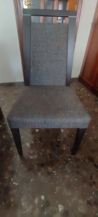 Mesa de madera con 6 sillas