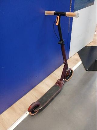 PATINETE JÚNIOR M900 BURDEOS Y TOQUE EN NARANJA