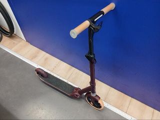 PATINETE JÚNIOR M900 BURDEOS Y TOQUE EN NARANJA