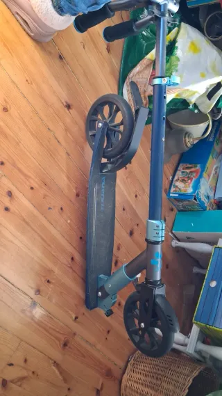 Patinete azul y gris