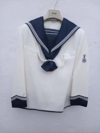 Traje comunión niño beis y azul marino.