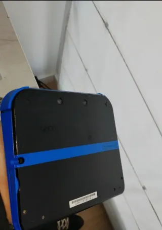 Nintendo 2DS en su caja y con cientos de juegos