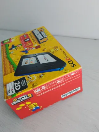 Nintendo 2DS en su caja y con cientos de juegos