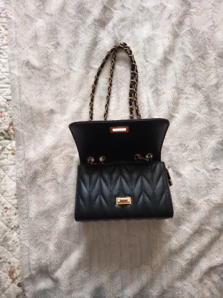 Bolso negro y dorado acolchado